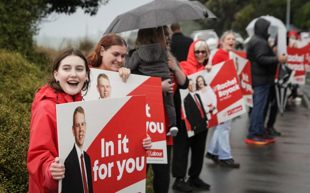 Labour supporters wave signs in Nelson, where party leader Chris Hipkins was campaigning, on 11 September, 2023.