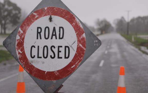 SH60 closed off north of Tākaka. Shortly up the road is the bridge across the Tākaka River to Collingwood.