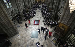 Guests and officials take their seats inside Westminster Abbey in London on September 19, 2022, for the State Funeral Service for Britain's Queen Elizabeth II. - Leaders from around the world will attend the state funeral of Queen Elizabeth II. The country's longest-serving monarch, who died aged 96 after 70 years on the throne, will be honoured with a state funeral on Monday morning at Westminster Abbey.