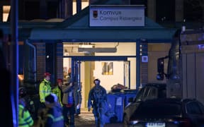 Police special forces are seen leaving the scene of the Risbergska School in Orebro, Sweden, on February 4, 2025, following reports of a serious violent crime. Four people were shot at a school in the Swedish city of Orebro on Tuesday, police said while adding that a large operation was still ongoing, urging people to stay away from the area. (Photo by Jonathan NACKSTRAND / AFP)
