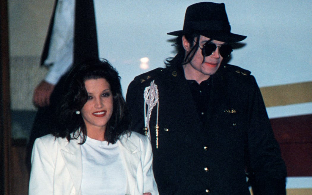 US pop star Michael Jackson and his wife Lisa Marie Presley arrive at Budapest's airport 6 August, 1994.