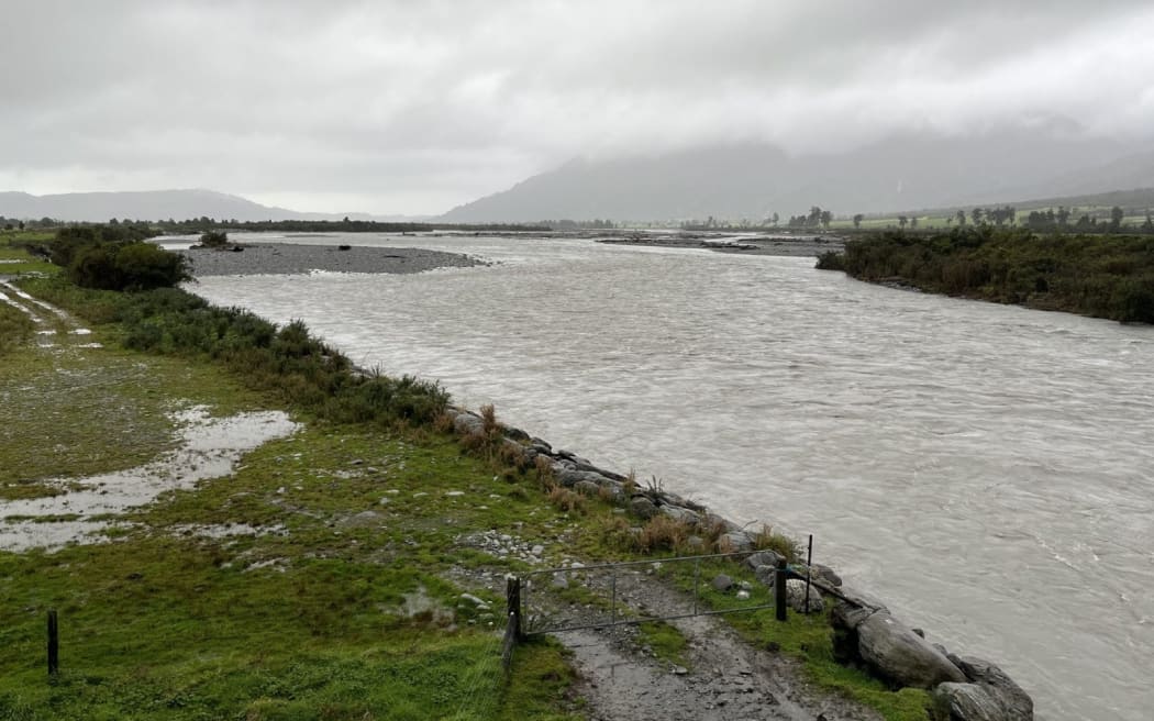 The southern approach to the State highway 6 Wanganui River bridge.