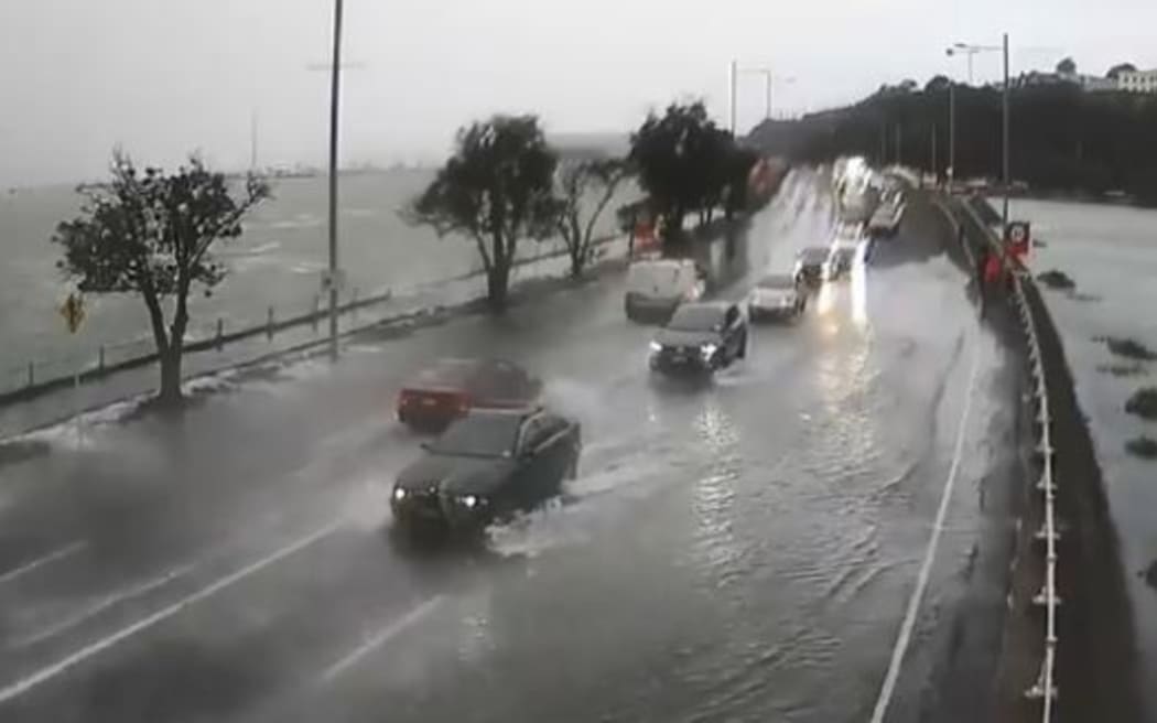 奥克兰交通局拍摄了奥克兰 Tamaki Drive 洪水泛滥的视频。