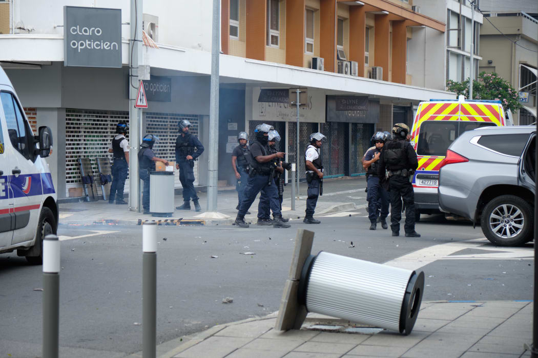 The police intervene to remove the roadblocks