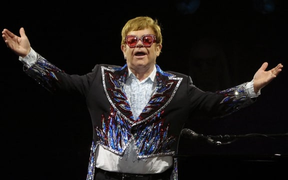 LAS VEGAS, NEVADA - NOVEMBER 01: Recording artist Sir Elton John gestures to the audience after performing the song "Tiny Dancer" during a stop of the Farewell Yellow Brick Road: The Final Tour at Allegiant Stadium on November 01, 2022 in Las Vegas, Nevada.   Ethan Miller/Getty Images/AFP (Photo by Ethan Miller / GETTY IMAGES NORTH AMERICA / Getty Images via AFP)