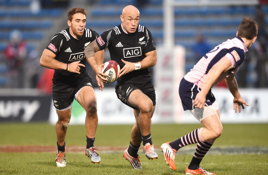 All Blacks Sevens captain DJ Forbes (C) on the charge against Scotland in Tokyo