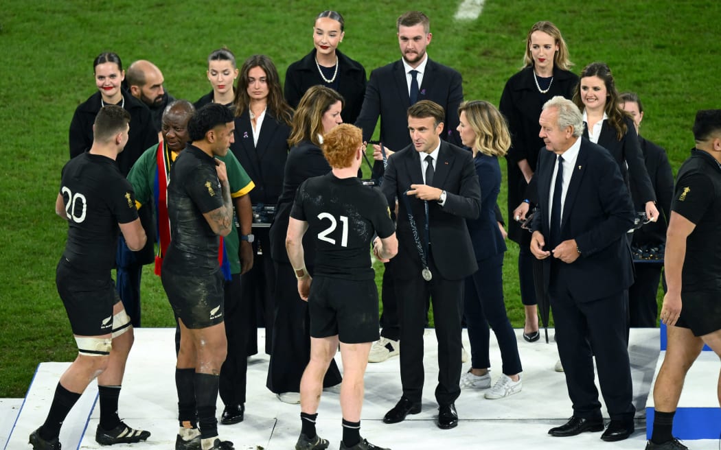 French President Emmanuel Macron presents the silver medal to the New Zealand team during the Rugby World Cup 2023 final on October 28, 2023. Photo Philippe Millereau / KMSP