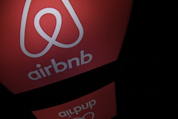 airbnb logo
