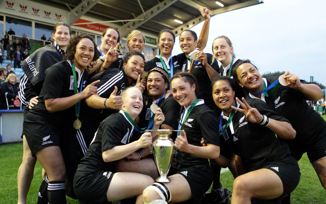 Black Ferns New Zealand team celebrates win.
Women's Rugby World Cup final. New Zealand Black Ferns v England, Twickenham Stoop, England. Sunday 5 September 2010. Copyright Photo: Paul Seiser / www.photosport.co.nz
