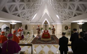 EDITORS NOTE: Graphic content / This photo taken on April 21, 2025 and handout on April 22, 2025 by The Vatican Media shows Pope Francis in his open coffin during the rite of the Confirmation of the Death of the Pontiff at the Chapel of Santa Marta in The Vatican. (Photo by Handout / VATICAN MEDIA / AFP) / RESTRICTED TO EDITORIAL USE - MANDATORY CREDIT "AFP PHOTO / VATICAN MEDIA" - NO MARKETING - NO ADVERTISING CAMPAIGNS - DISTRIBUTED AS A SERVICE TO CLIENTS