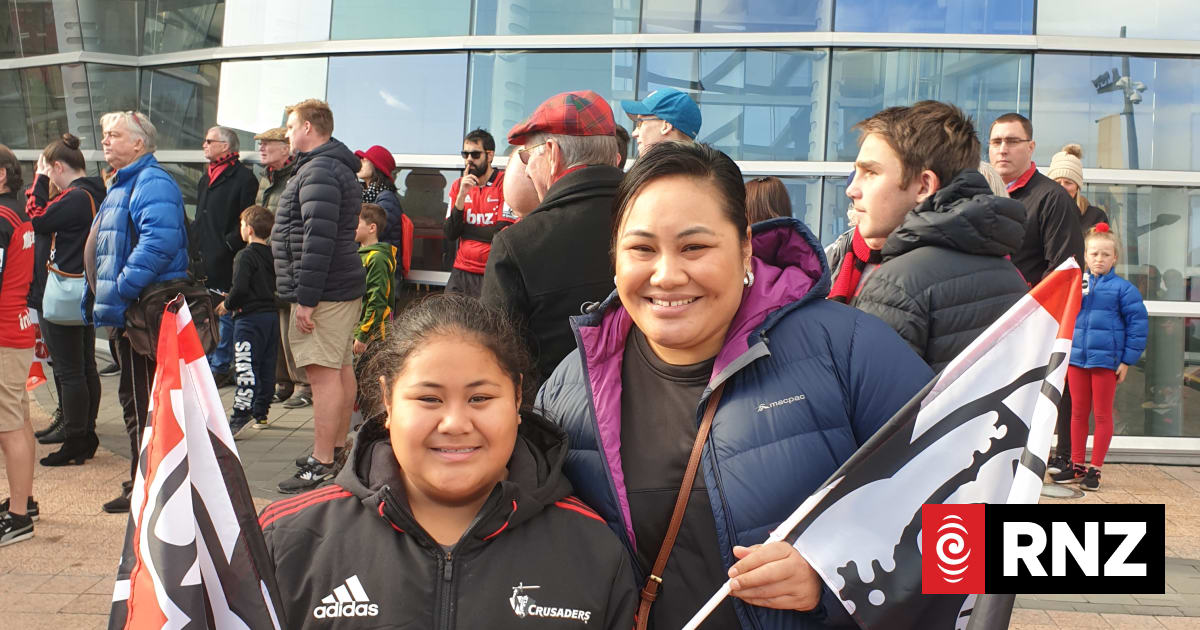 Crusaders fans flock to meet Super Rugby victors | RNZ