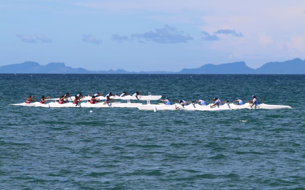 Against the tide – Team Samoa (in front in blue) were disqualified in the women's Open V6 final. Tahiti (red) managed to hold out Fiji (white and black) to wing gold. Bronze was claimed by the Cook Islands. DC Park Guadalcanal, 29 November 2023