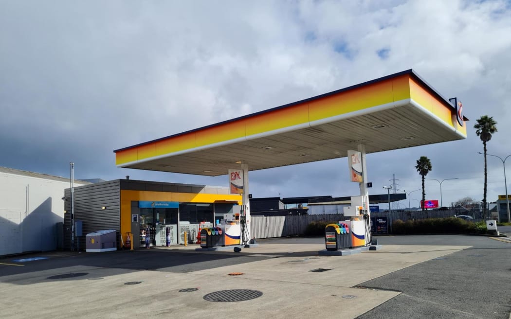 An Auckland petrol station was deserted this morning after the petrol prices went up.