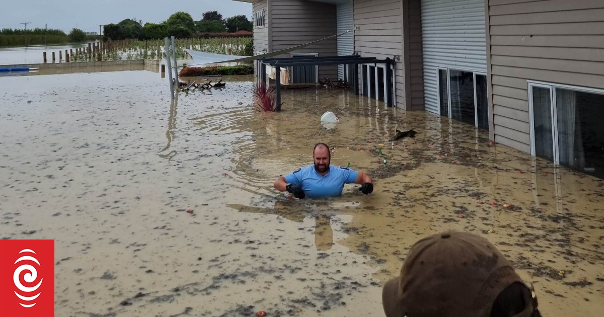 Police officers recognised for bravery during Cyclone Gabrielle - Vimarsana News