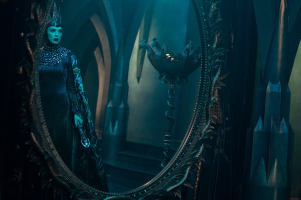 Gal Gadot as Evil Queen in Disney's live-action SNOW WHITE. Photo by Giles Keyte. © 2024 Disney Enterprises, Inc. All Rights Reserved.