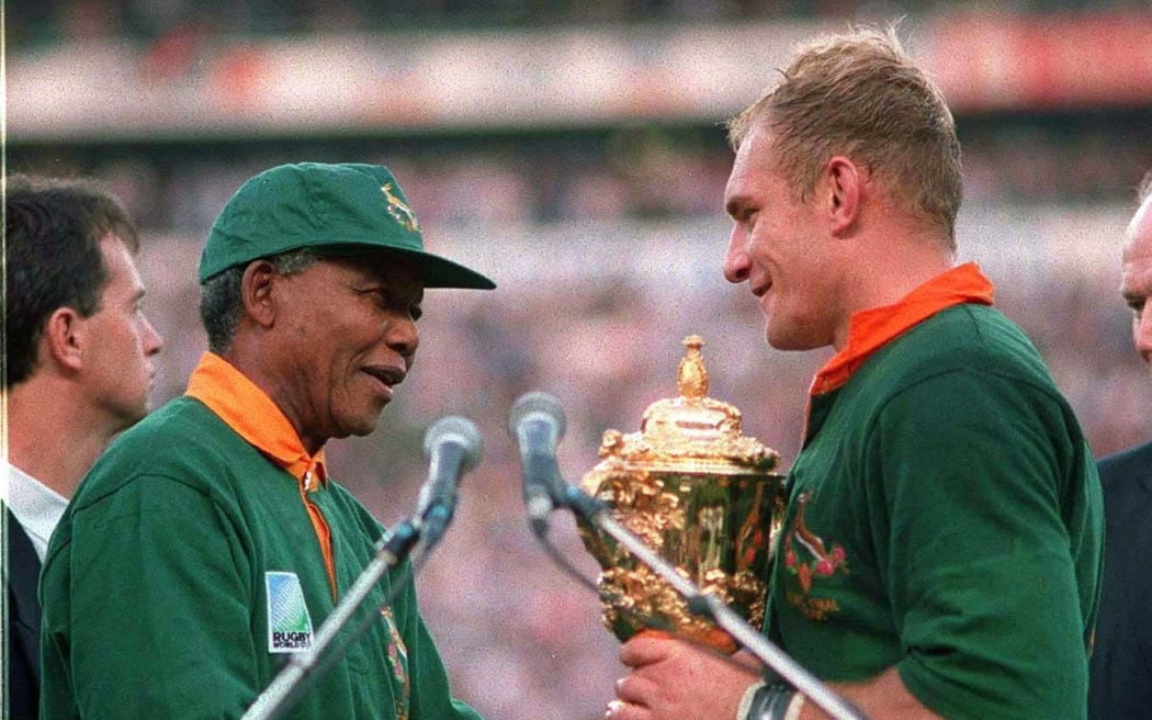 Nelson Mandela presents Springbok captain Francois Pienaar with the Rugby World Cup 1995.