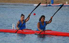 Sisters Bridget (left) and Anne Cairns (right) paddling in the 2016 Oceania qualifier