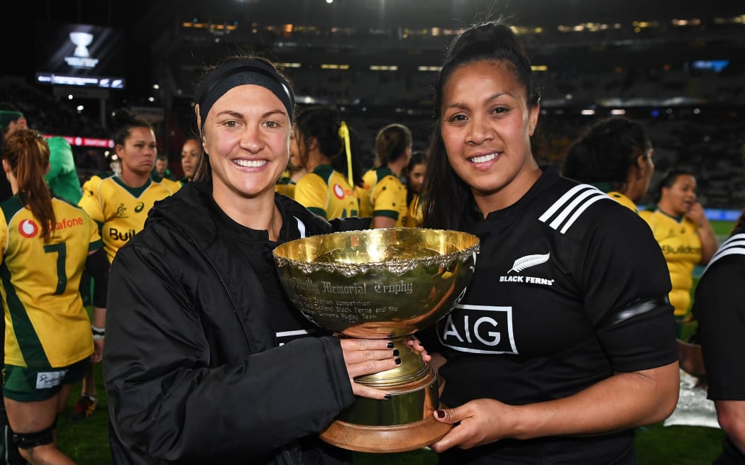 Les Elder and Linda Itunu with the Laurie O'Reilly Memorial Trophy.