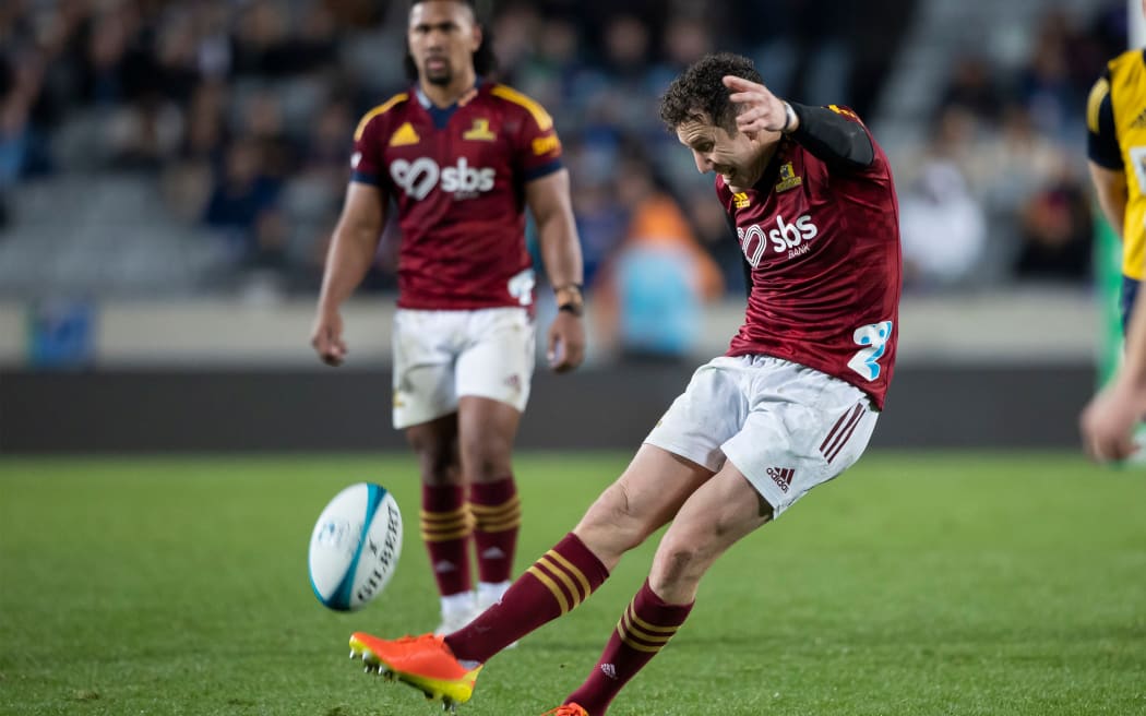 Highlanders Marty Banks kicks his 2nd penalty during the Quarter Final the Super Rugby Paciﬁc rugby match between the Blues and the Highlanders held at Eden Park - Auckland - New Zealand.   04  June  2022