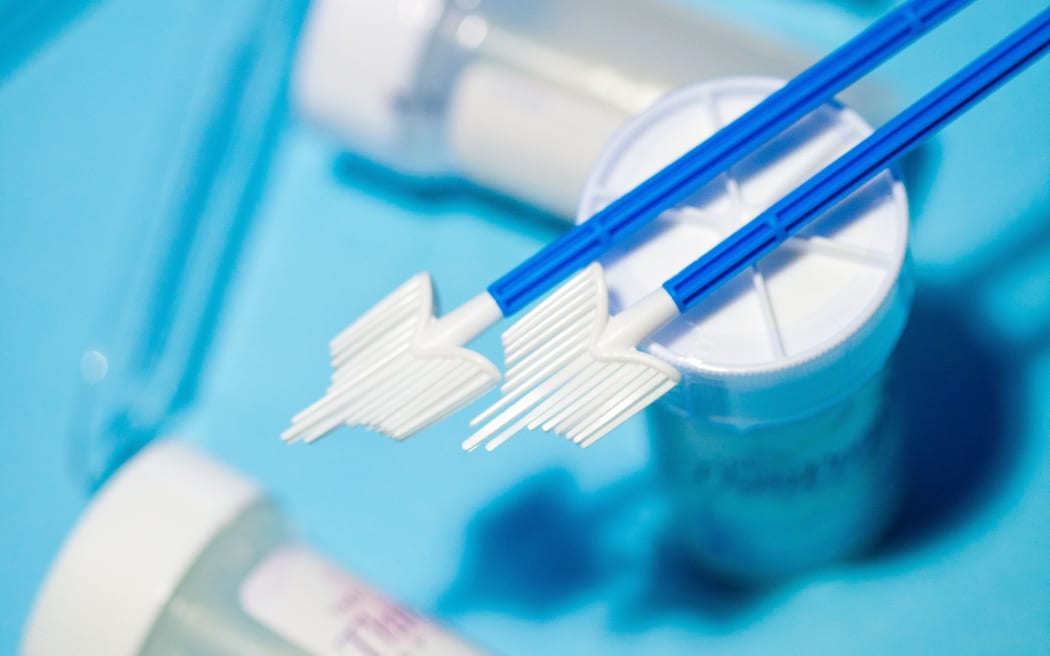 Cepillo y viales utilizados para pruebas con hisopos vaginales