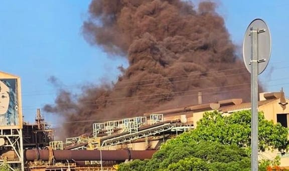 A huge cloud of red smoke from SLN’s nickel plant hovered above Nouméa sky on Friday.