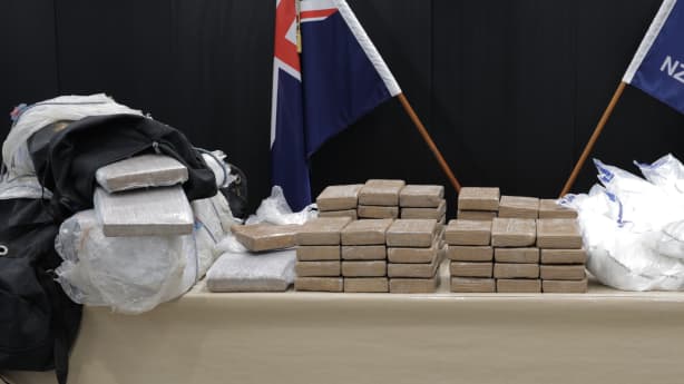 Police seize record 190kg of cocaine in container of bananas | RNZ