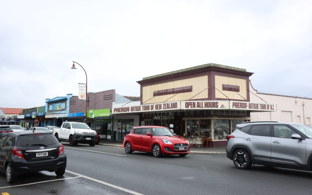 Picture of the shop front of Arkwright's Antiques, with "Paeroa Antique Town of New Zealand Open All Hours" written on it.