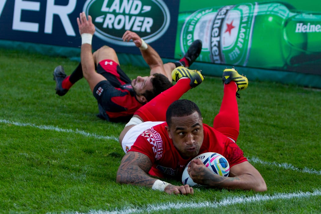 Fetu'u Vainikolo scores a try during the 2015 Rugby World Cup.
