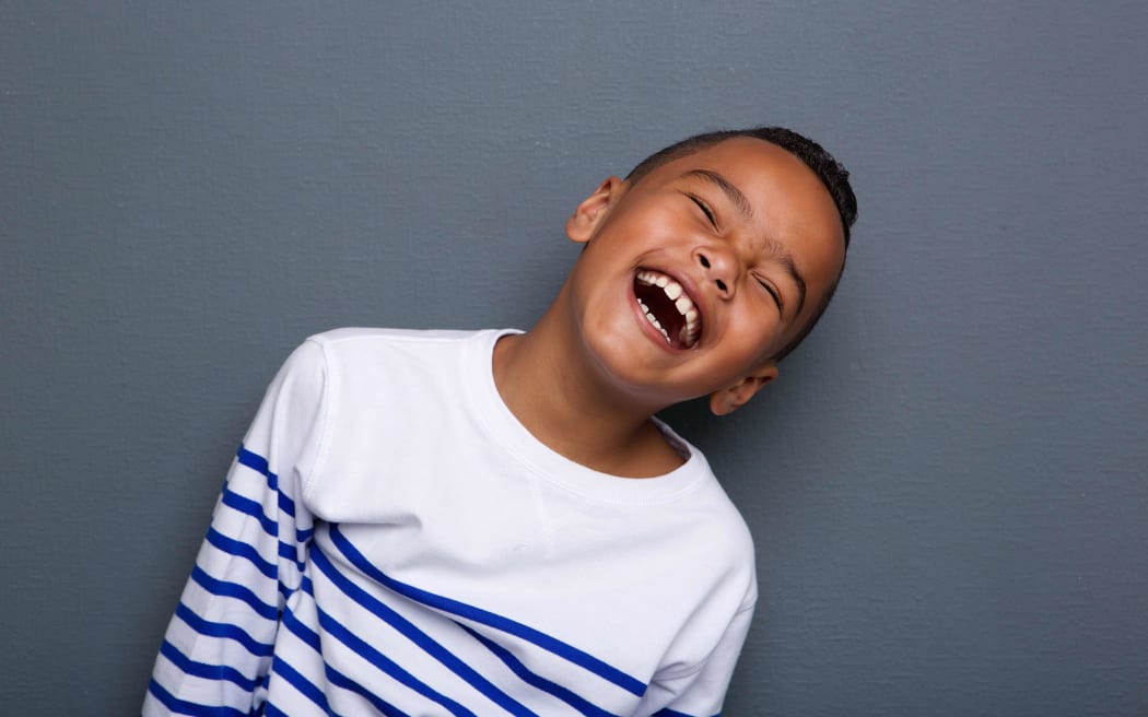 Portrait d'un petit garçon heureux en riant