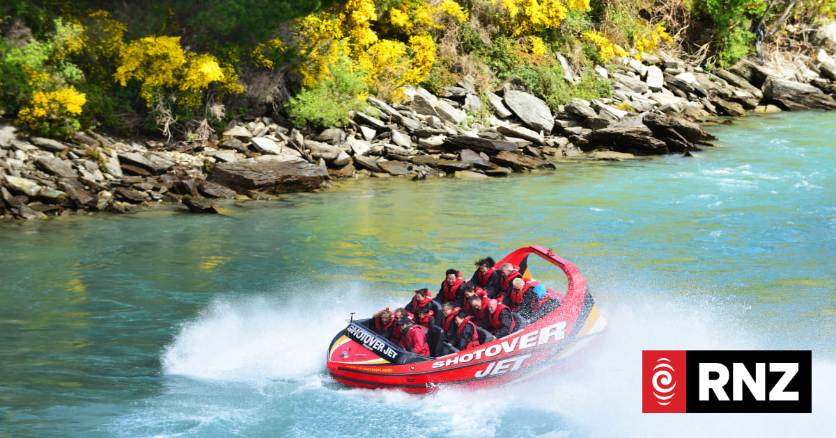 Shotover Jet crashes into rocks, five people injured
