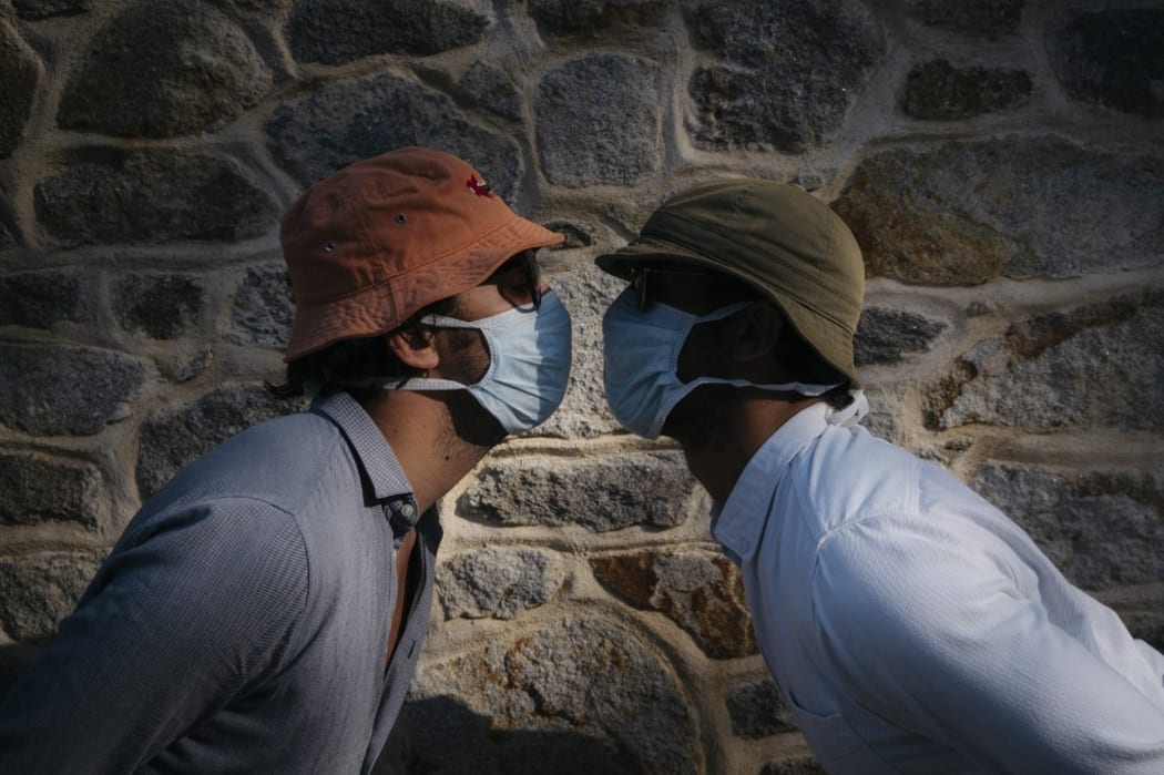 Two men with protective masks kiss each other during lockdown. Outside in Noirmoutier. Noirmoutier, April 25, 2020.
Deux hommes avec des masques de protection s embrassent durant le confinement. Lieu exterieur a Noirmoutier. Noirmoutier, 25 Avril 2020.