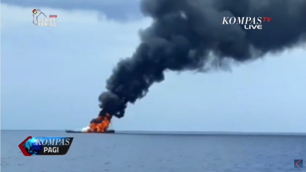 The Indonesia warship KRI Rencong-622 caught fire near the city of Sorong in West Papua after a systems malfunction on Tuesday 11 September 2018.