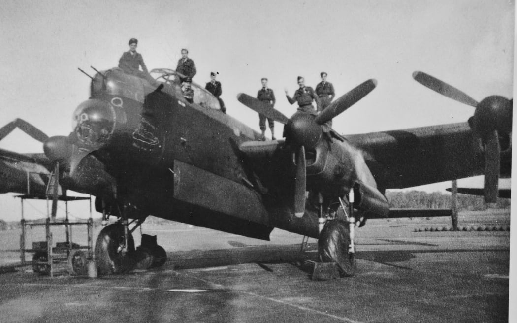 Ken Orman and the rest of the crew of HK 659 Queenie, who flew for the Royal Airforce in World War Two
