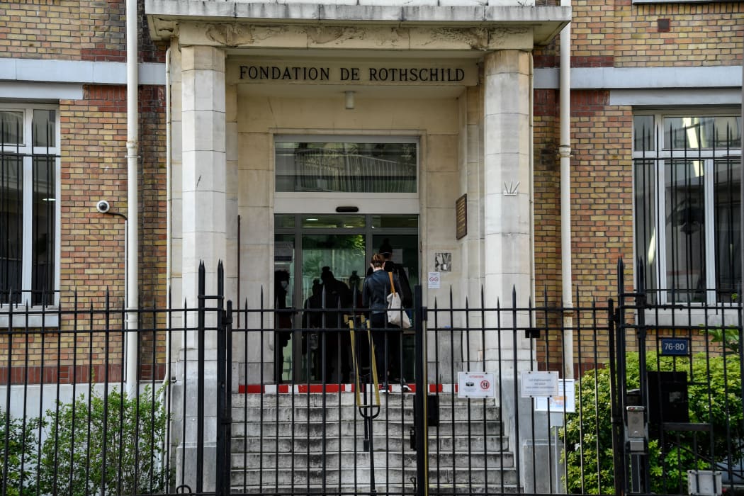 Sixteen people have died at the Rothschild care home in Paris.