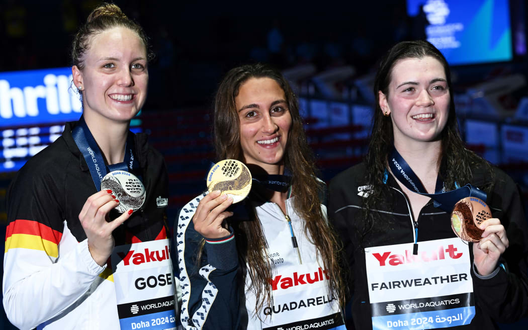 gold Gold medallist  Italy's Simona Quadarella (C), silver medallist Germany's Isabel Gose (L) and bronze medallist New Zealand's Erika Fairweather pose after the women's 800m freestyle swimming event during the 2024 World Aquatics Championships at Aspire Dome in Doha on February 17, 2024. (Photo by SEBASTIEN BOZON / AFP)