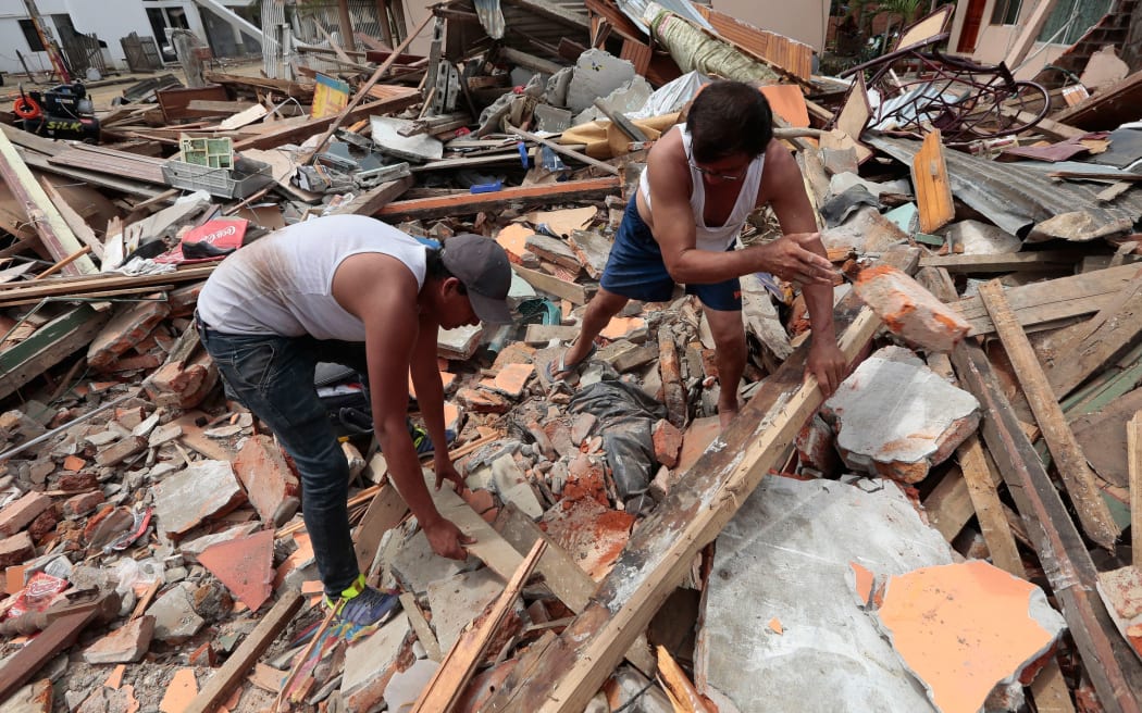 Rescuers and residents search for victims in Jama, in the Ecuadorean coastal province of Manabi.