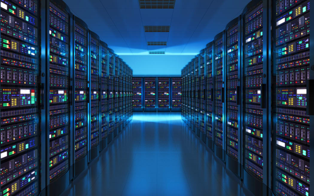 数据存储和云计算计算机服务业务概念，显示数据中心的服务器机房内部。