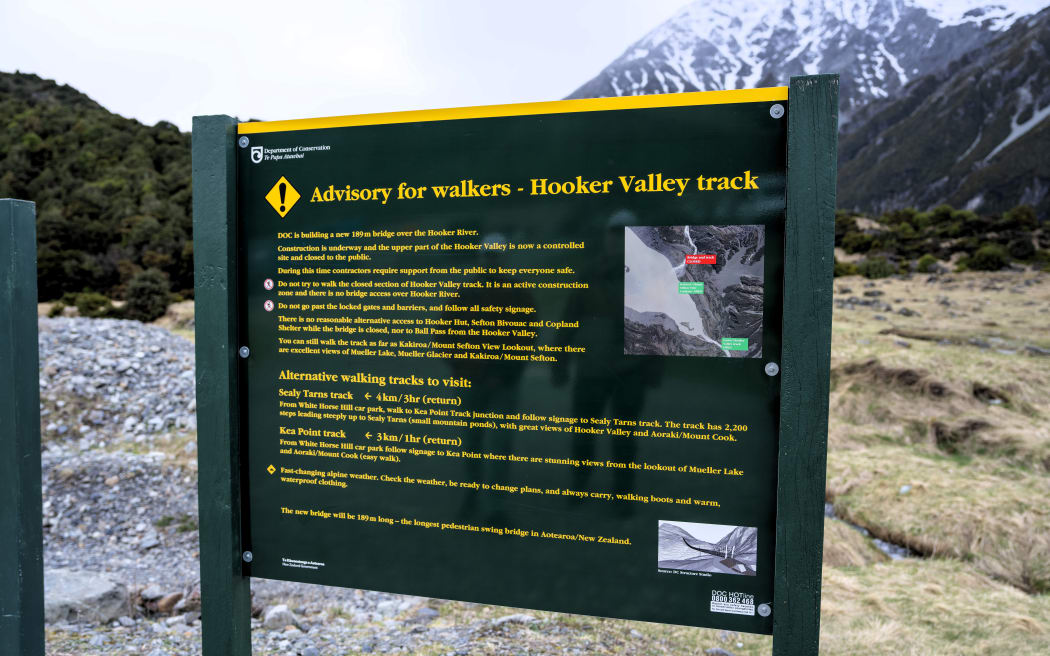 Advisory sign for Hooker Valley track.