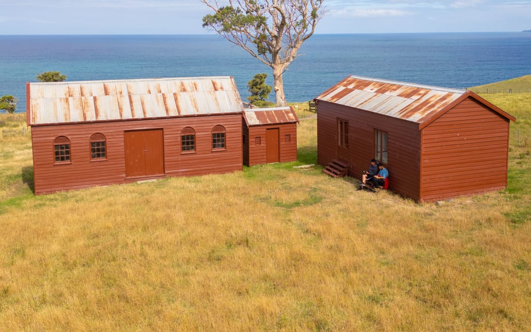 Peter discusses the corrugated iron roof pictured, located in Matanaka.