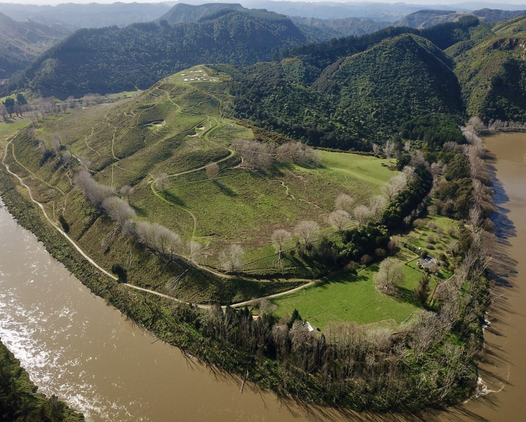 That Place sits on a bend in the Whanganui River