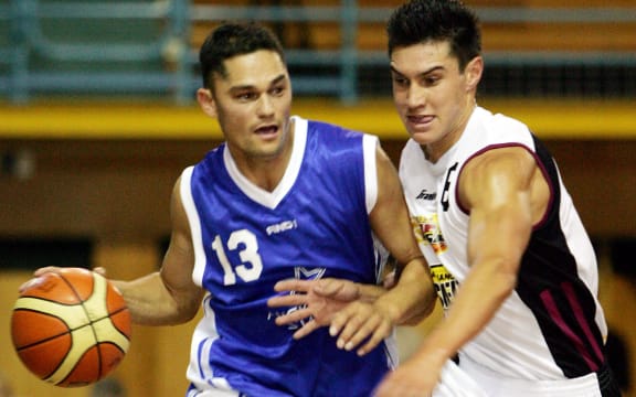 Auckland Stars guard Judd Flavell is guarded by Harbour Heats player Jarrod Kenny as he dribbles up court during the 2006 New Zealand NBL