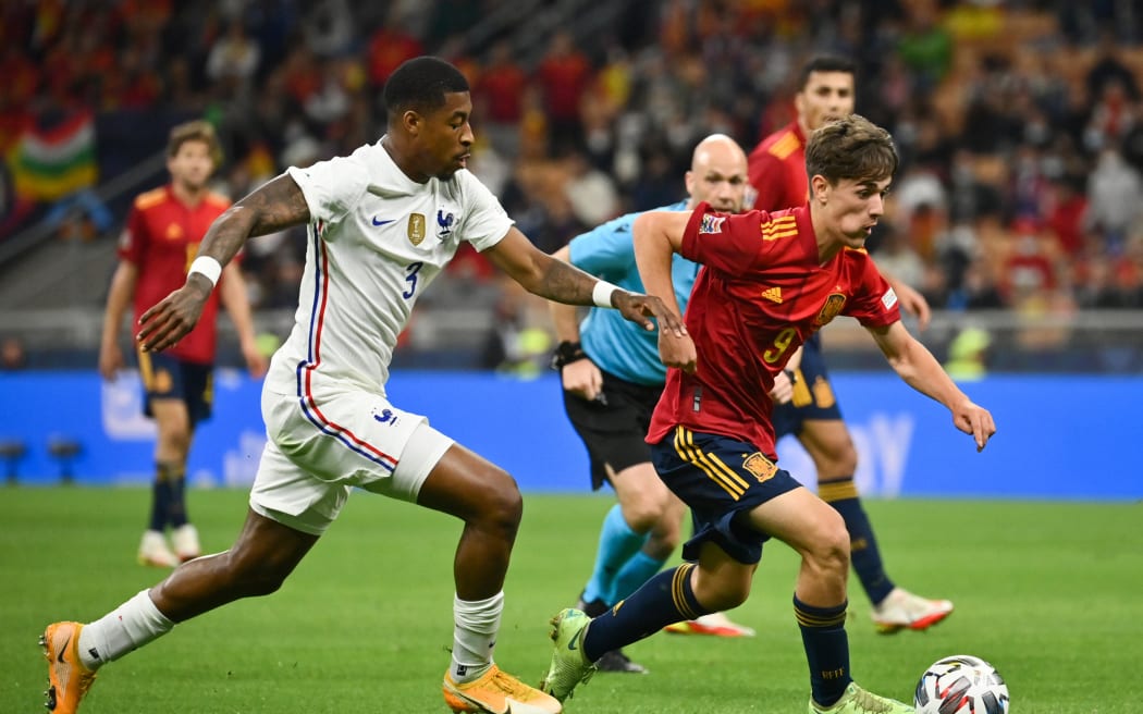 Gavi competes for the ball with Presnel Kimpembe.