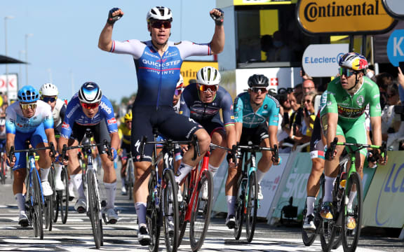 Quick-Step Alpha Vinyl Team's Dutch rider Fabio Jakobsen (L) celebrates flanked by second place Jumbo-Visma team's Belgian rider Wout Van Aert as they crosses the finish line to win the 2nd stage of the 109th edition of the Tour de France cycling race, 202,2 km between Roskilde and Nyborg, in Denmark, on July 2, 2022. (Photo by Thomas SAMSON / AFP)