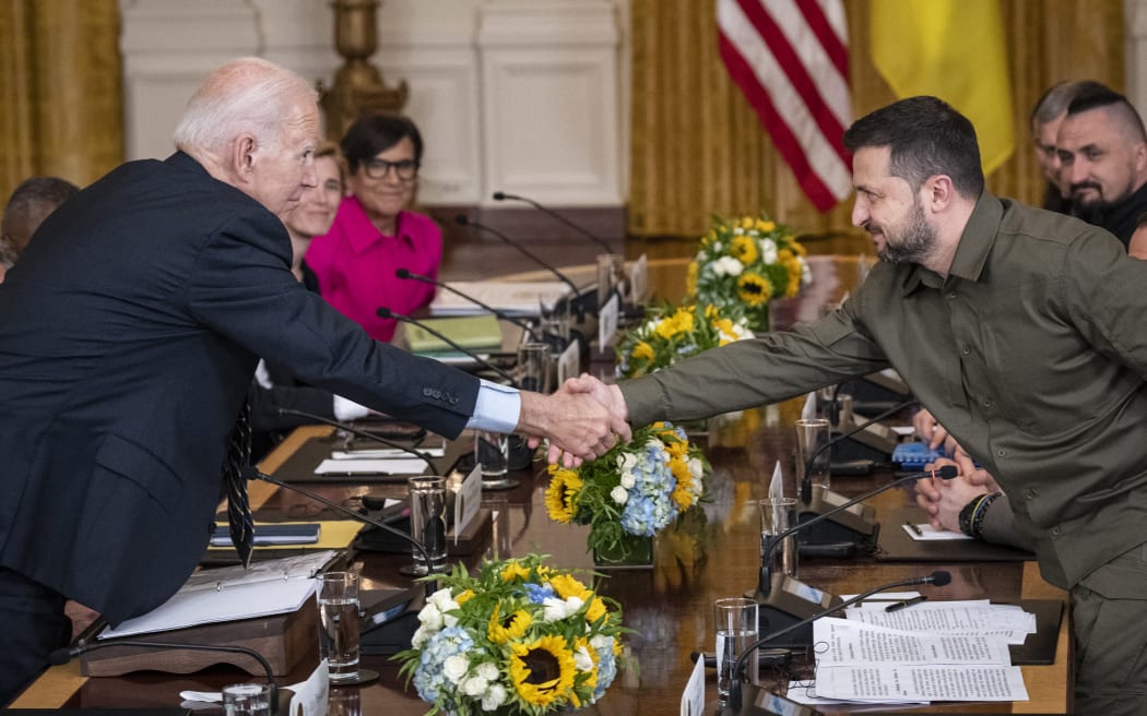 WASHINGTON, DC - SEPTEMBER 21: (L-R) U.S. President Joe Biden shakes hands with President of Ukraine Volodymyr Zelensky after a meeting in the East Room of the White House September 21, 2023 in Washington, DC.   Drew Angerer/Getty Images/AFP (Photo by Drew Angerer / GETTY IMAGES NORTH AMERICA / Getty Images via AFP)