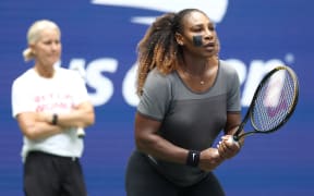 NEW YORK, NEW YORK - AUGUST 28: Rennae Stubbs coaches Serena Williams during practice in preparation for the 2022 US Open at USTA Billie Jean King National Tennis Center on August 28, 2022 in the Queens borough of New York City.   Matthew Stockman/Getty Images/AFP (Photo by MATTHEW STOCKMAN / GETTY IMAGES NORTH AMERICA / Getty Images via AFP)