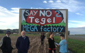 The roadside signs against the Tegel farm were painted by a local artist.