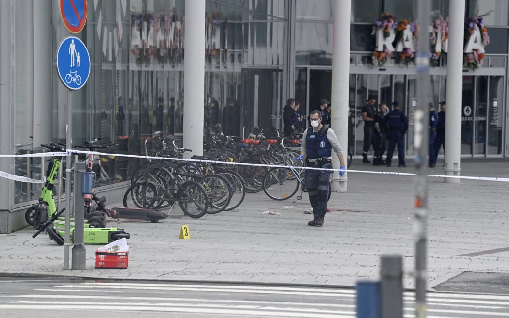 Police works at a cordoned area outside the Ratina shopping centre in Tampere, Finland on July 3, 2025. Several people were stabbed and wounded on Thursday near a shopping centre in the Finnish city of Tampere and the suspect has been arrested, police said. (Photo by Saara Peltola / Lehtikuva / AFP) / Finland OUT / FINLAND OUT / FINLAND OUT