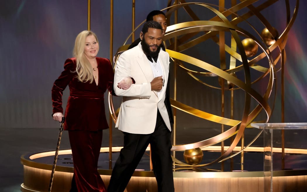 LOS ANGELES, CALIFORNIA - JANUARY 15: (L-R) Christina Applegate and host Anthony Anderson speak onstage during the 75th Primetime Emmy Awards at Peacock Theater on January 15, 2024 in Los Angeles, California.   Kevin Winter/Getty Images/AFP (Photo by KEVIN WINTER / GETTY IMAGES NORTH AMERICA / Getty Images via AFP)