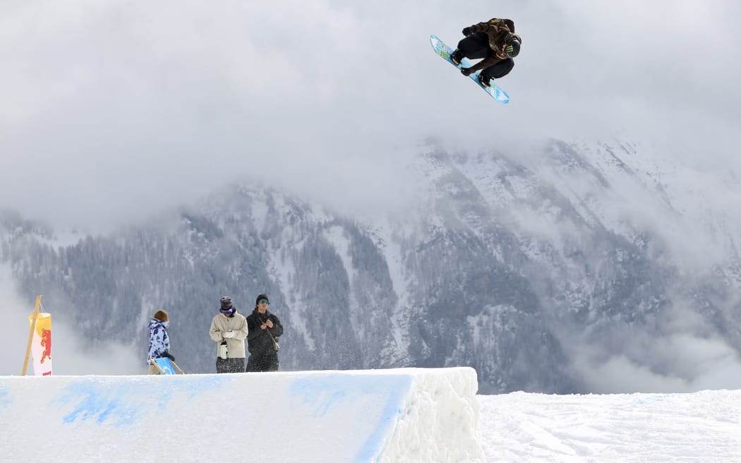 Zoi Sadowski-Synnott in action on the Flachau Slopestyle Course 2025.