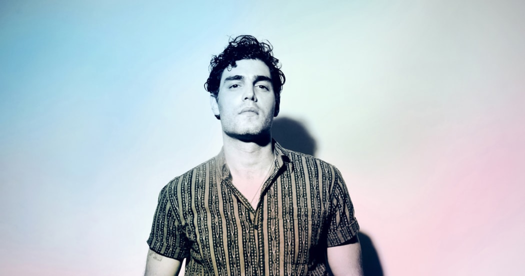 Daughn Gibson, chiselled crooner on pink and blue pastel gradient